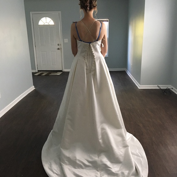 Beautiful satin beaded wedding dress - Picture 3 of 8